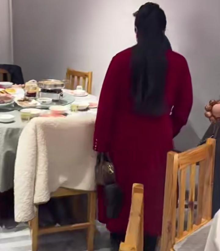 何庆魁二婚妻子红衣黑发似少女，饭馆聚餐场面让人瞠目。你绝对想不到，这位编剧大师