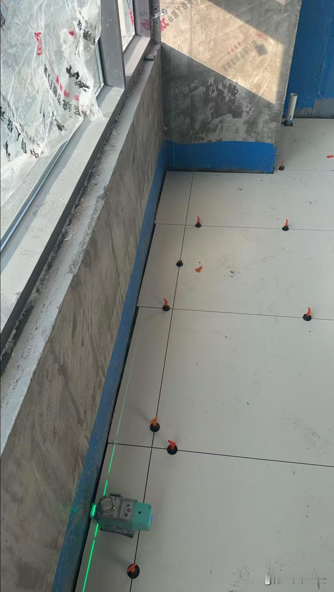 阳台被贴成这样要不要返工？贴瓷砖的师傅说阳台墙不平，让我怀疑到底是师傅手艺不好