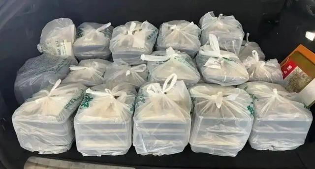 人均GDP全球第二的澳门，破了一桩走私案。赃物不是金条，不是芯片，是10块钱一份