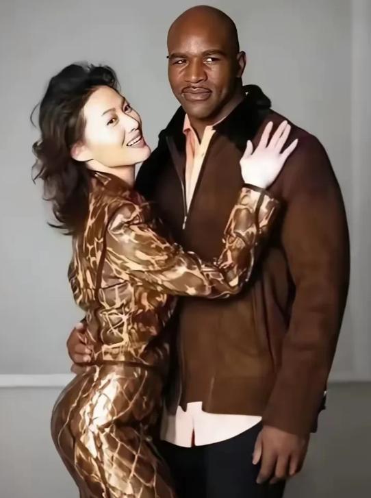 网友打趣道：这画面是不是像一条蟒蛇缠住了一头黑熊？2002年8月，女演员王思懿与