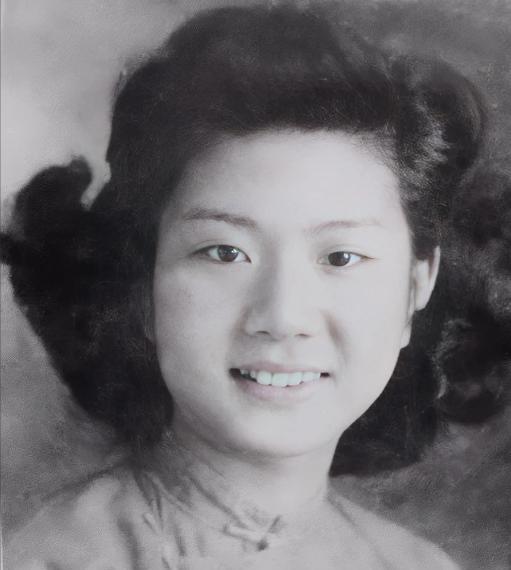 1949年的厦门，夏夜的空气黏稠得像化不开的蜜，码头边军舰的汽笛声刺破夜空，街头