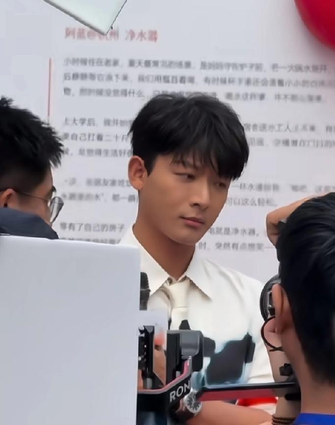 张晚意从《花儿与少年》回来后，皮肤黑成另一个古天乐，网友:不用化妆也能演包拯。