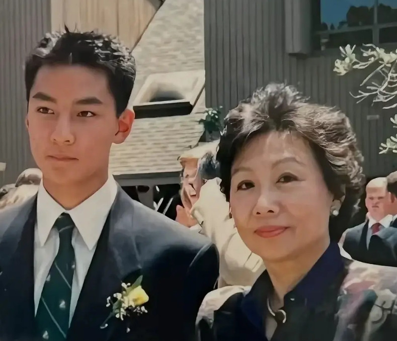 吴彦祖到底哪里帅气，毕业时候和父母的照片，一看就是老来得子家庭。吴彦祖一直很迷