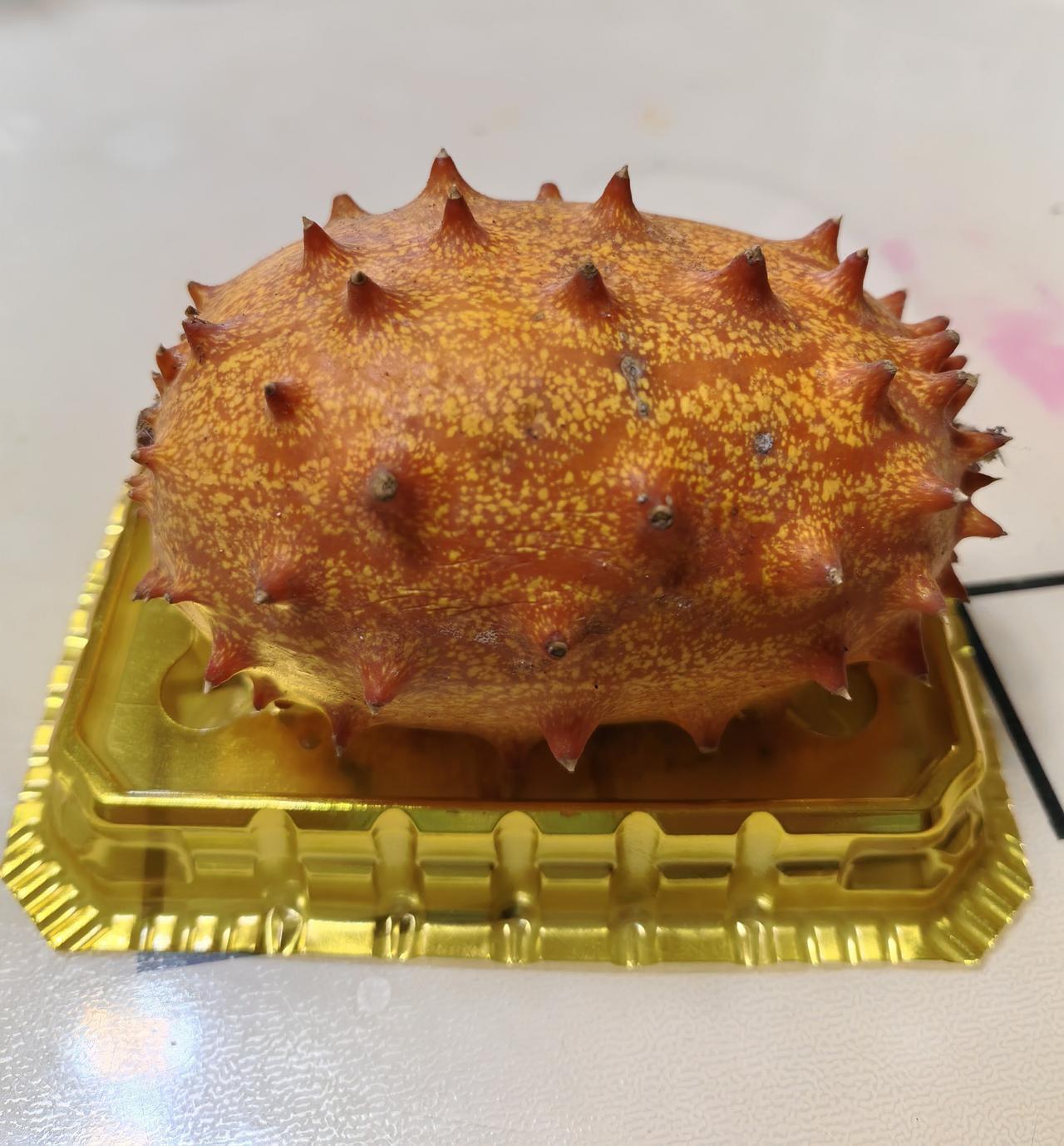 不怕大家笑话，这种水果我第一次吃。它的外观长得有点像海参，不过比海参漂亮，是