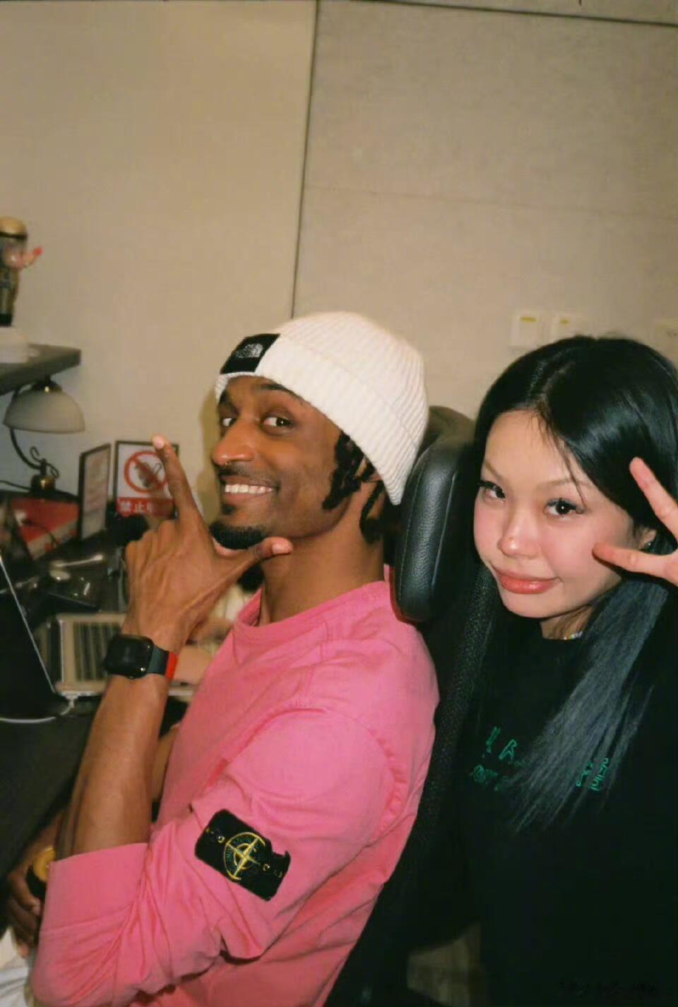 万妮达与男友合照万妮达和她男朋友一直挺低调的，有预感他们会结婚，毕竟那么多年了，