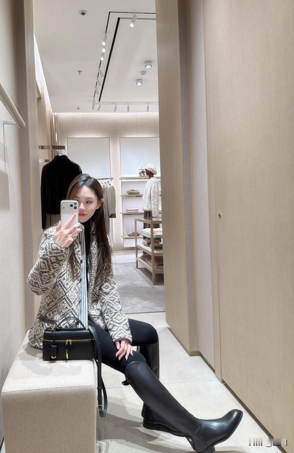 分享你心中的女神镜中人影，黑衣如墨。