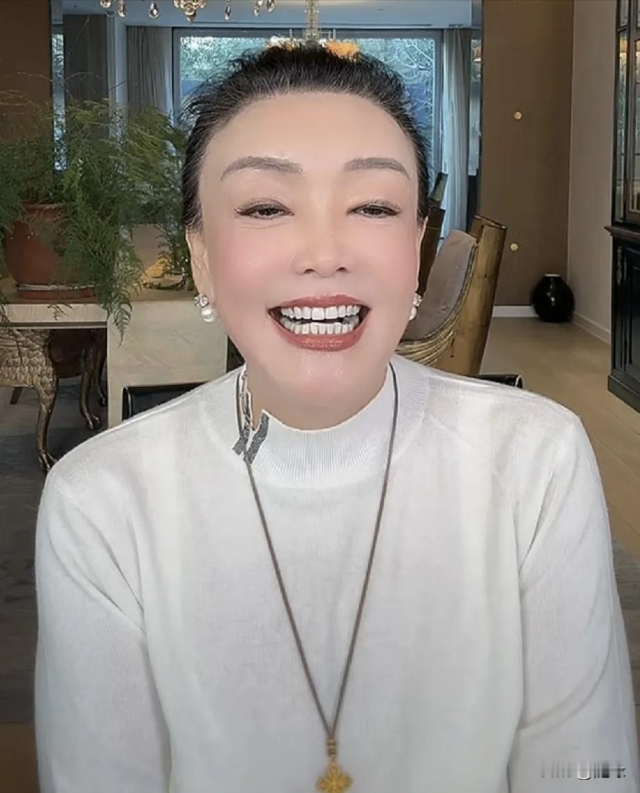 网友:小玥儿和小箖箖什么时候回北京？张兰乐呵呵的说:玥儿箖箖还没有放假呢！等他