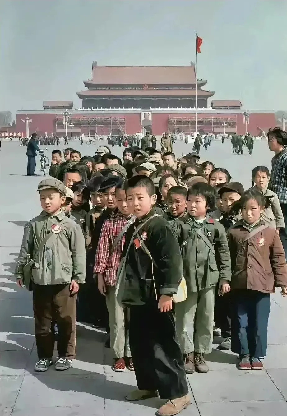 这张1971年拍摄于天安门广场的珍贵老照片，记录了一群参加活动的小学生。孩子们身