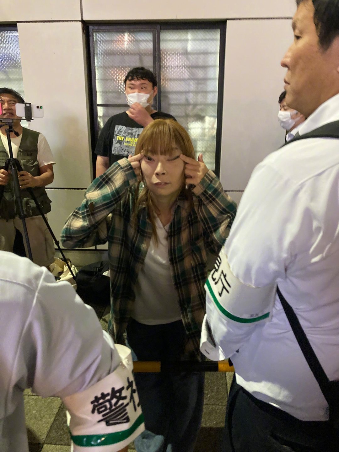 外媒迷惑行为大赏？？？日本右翼，对着日本人比划眯眯眼进行歧视，这现在是日本国人