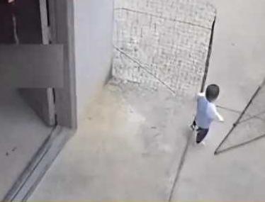 “那扇反锁的门，彻底锁住了我对这个家的信任。”近日，广西柳州一段家庭监控视频引发