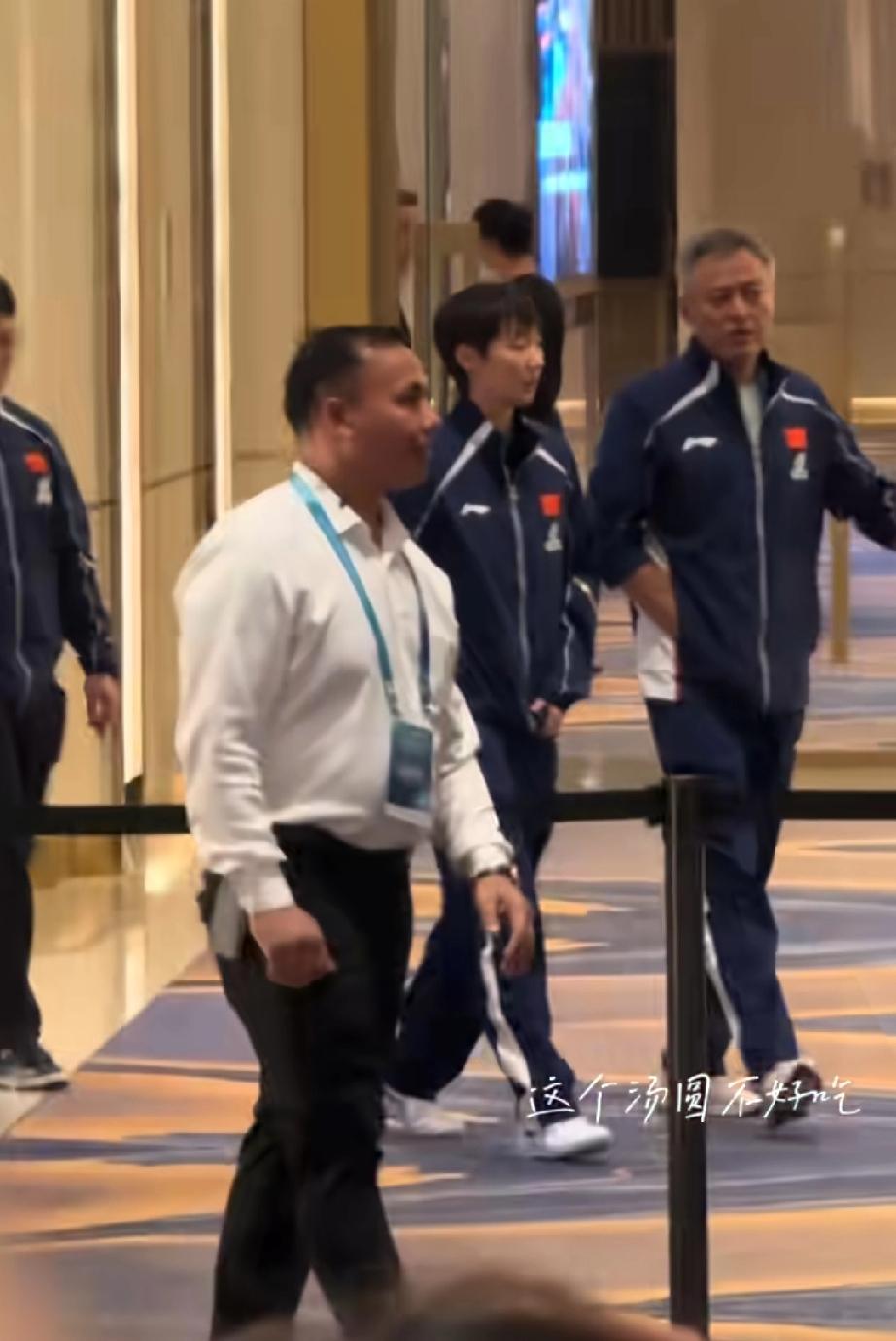 澳门世界杯比赛结束，王曼昱在参加完颁奖仪式，完成国乒惯例赛后大合影后，返回酒店。