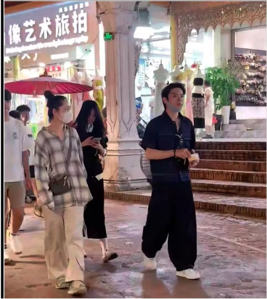 向佐郭碧婷西双版纳逛夜市被偶遇，向佐回应向佑躯体化，喊话向太