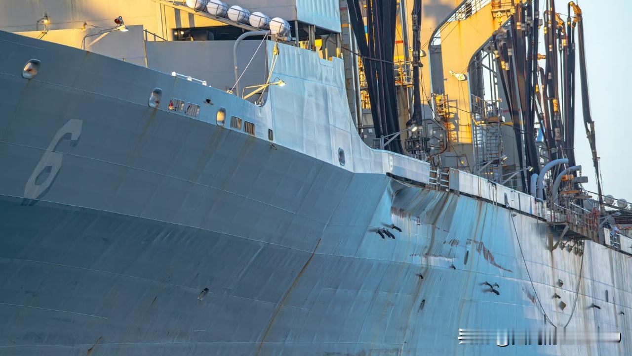 现场照出来了，受损明显，美国两舰艇发生碰撞后，已于当地时间2月13日停靠在波多黎