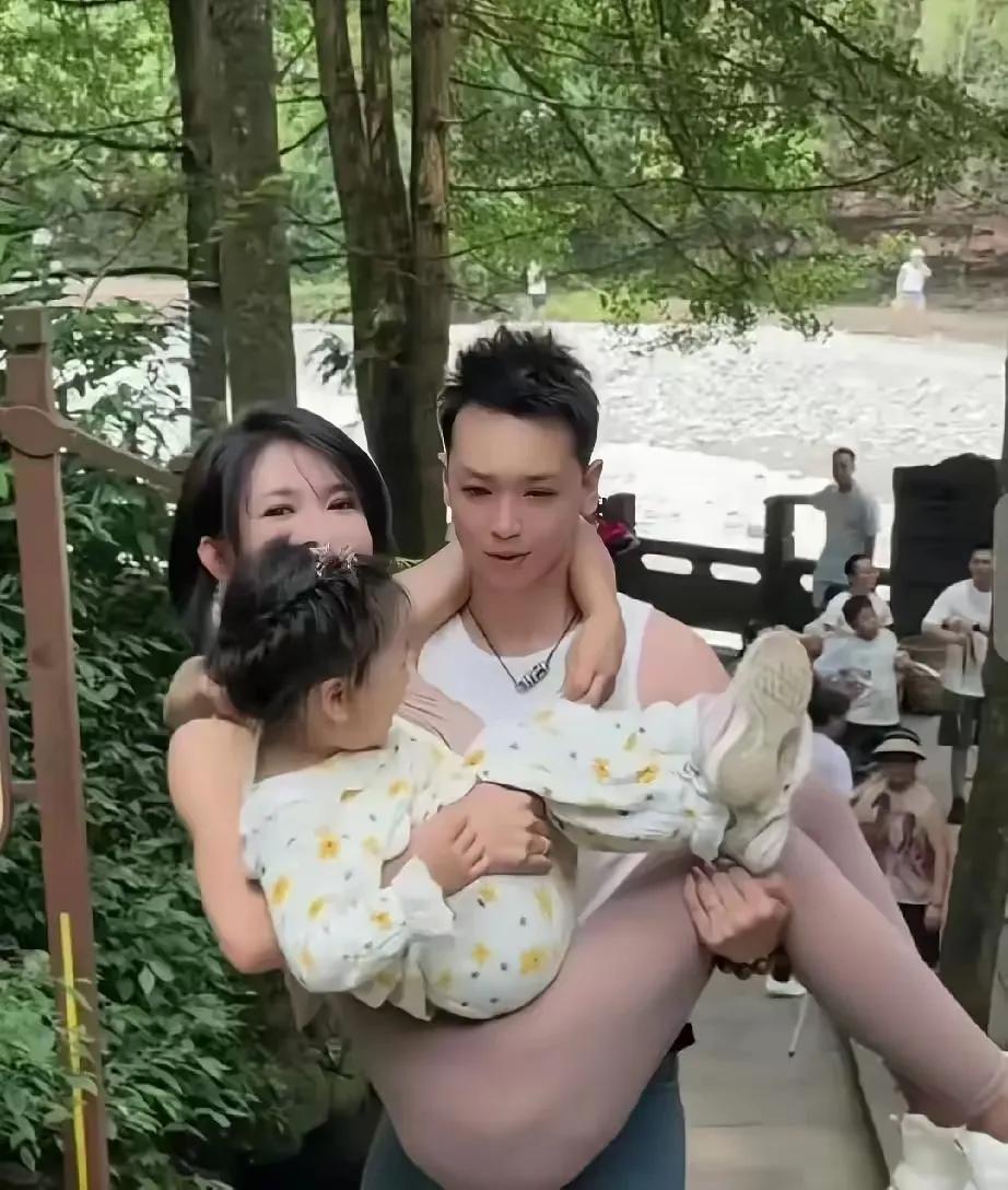 峨眉山上那一幕，真把人看愣了一个人两只手，抱着龚玥菲和她女儿往山上走，脚下还