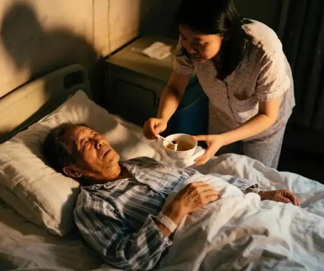 85岁的他喝醉后神志不清，竟把家里23岁的小保姆错认成了亡妻。第二天清醒后，保姆