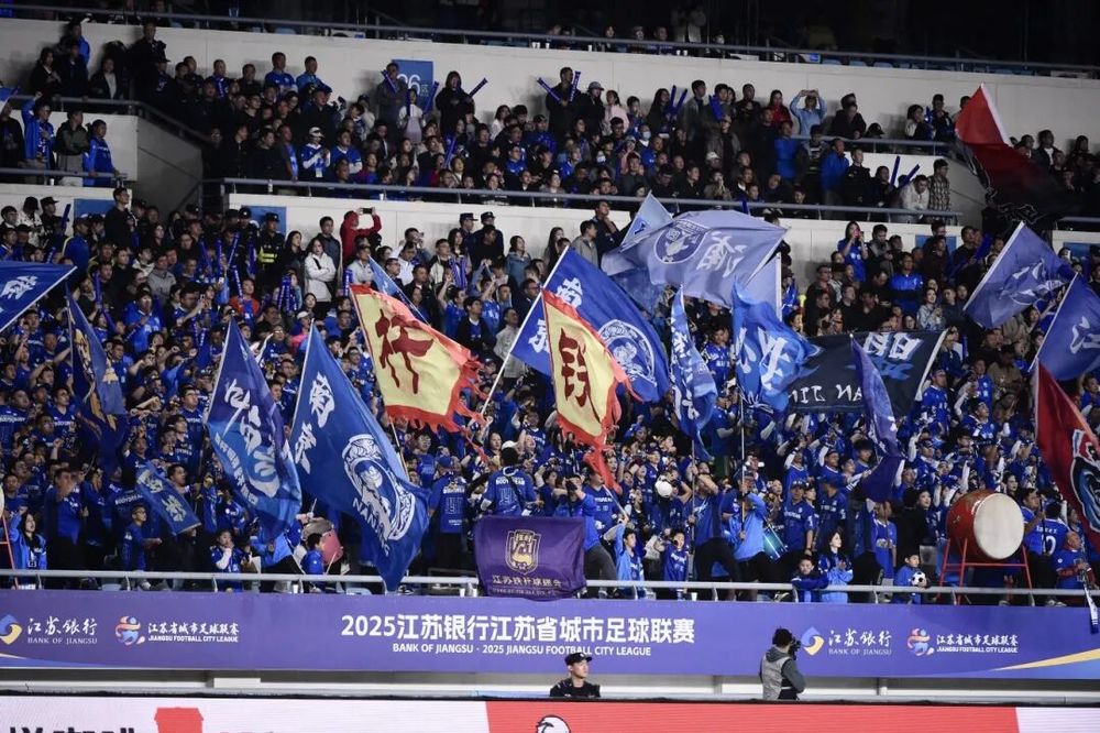“苏超”半决赛南京队点球遭淘汰, 泰州队成最大黑马, 现场观众又创纪录!
