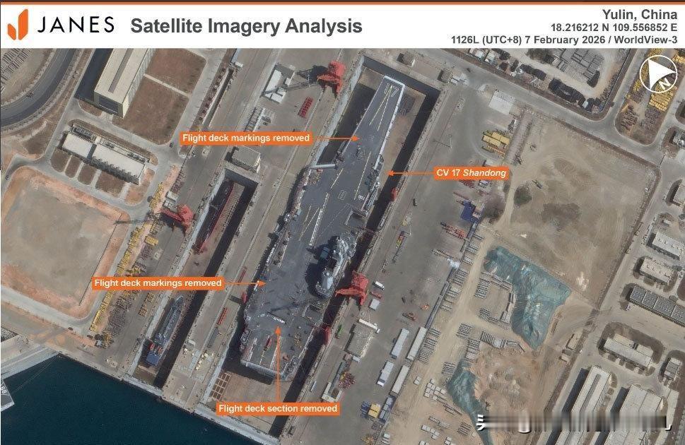 简氏称最新卫图证实，山东舰已进入基地专门建造的干船坞。这是首次在大连北部的造