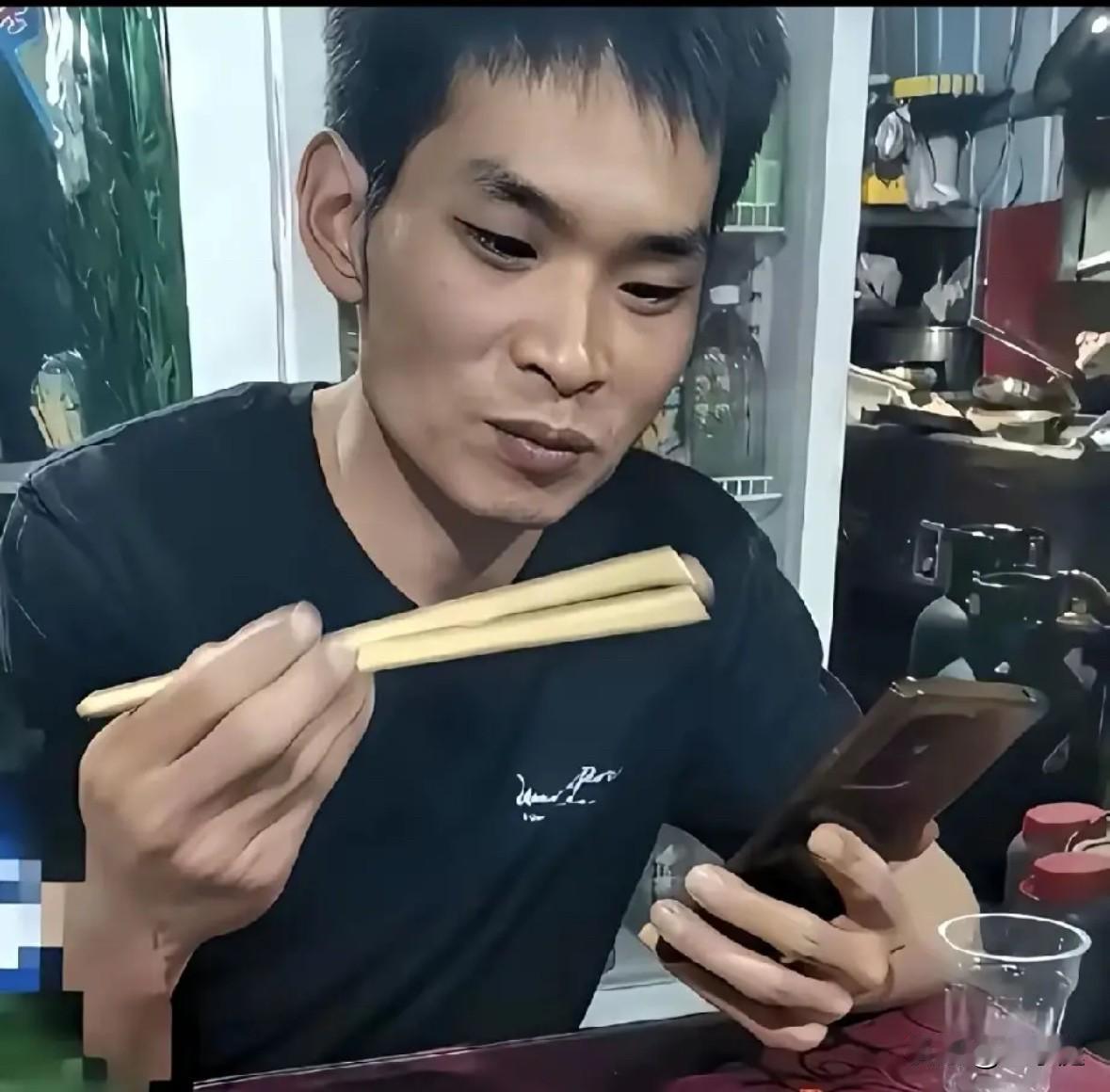 入室杀害发小妻儿一家三口的崔路路终于被判死刑，这样的结果几乎是毫无疑问的！他放弃