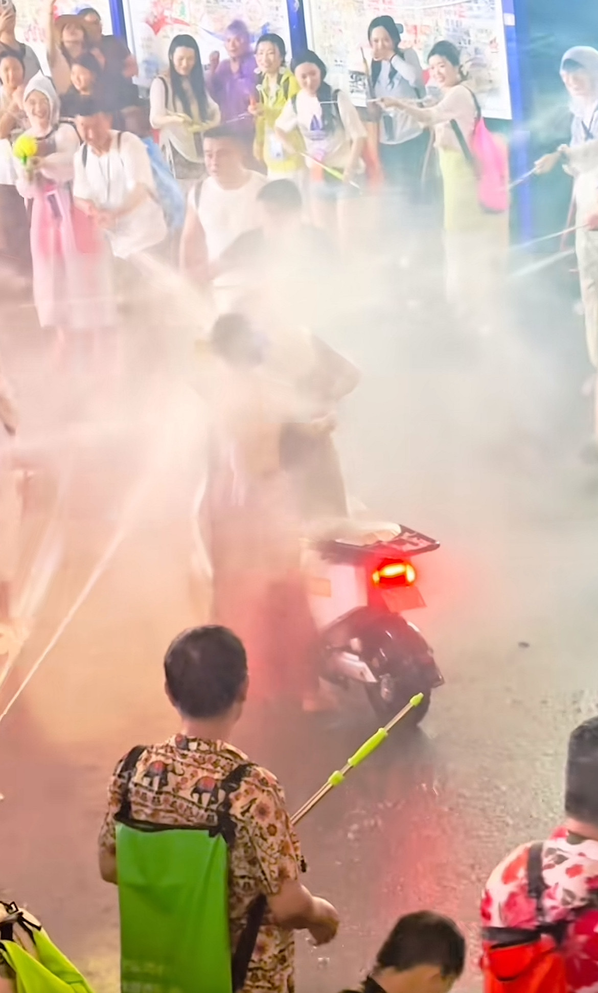 女游客在云南被水枪喷到崩溃蹲地大哭