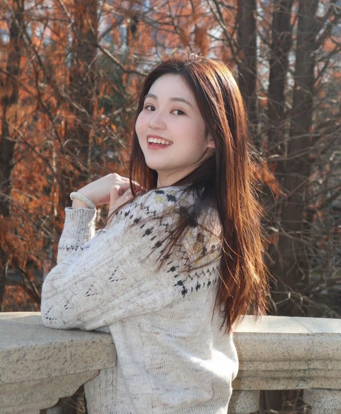 潺潺流水，河边散步