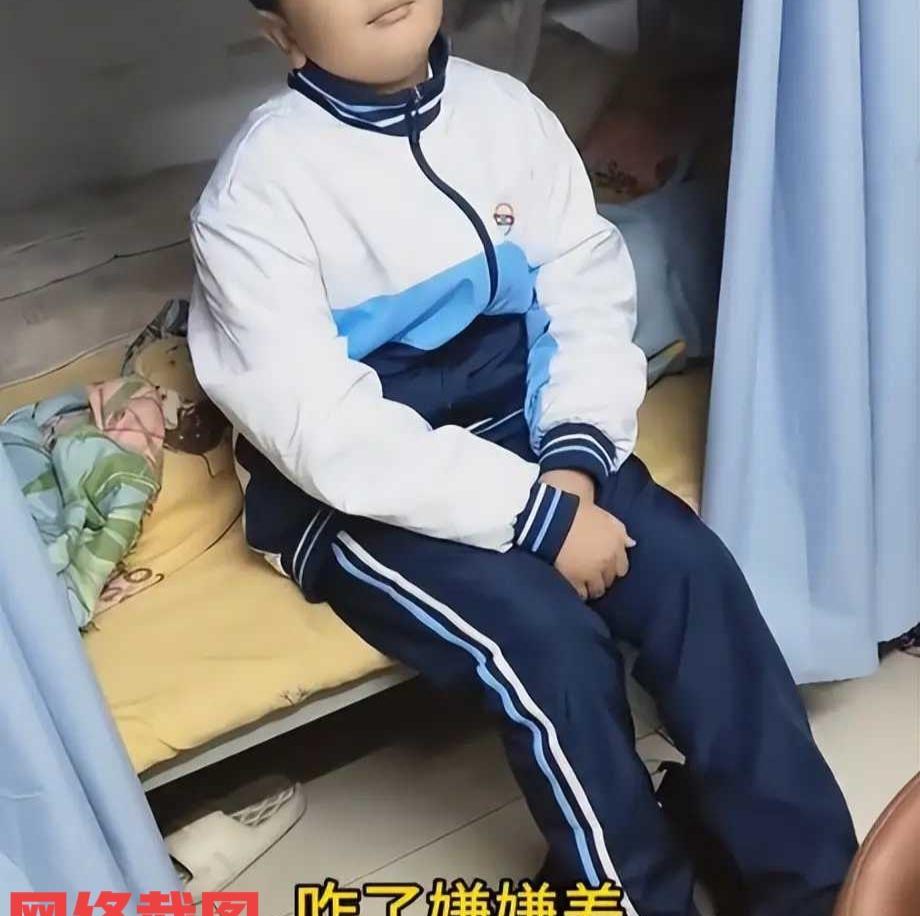 妈给娃买鞋，65块全黑款，娃却嫌土。不是孩子不懂事，是审美早就不一样了。妈妈