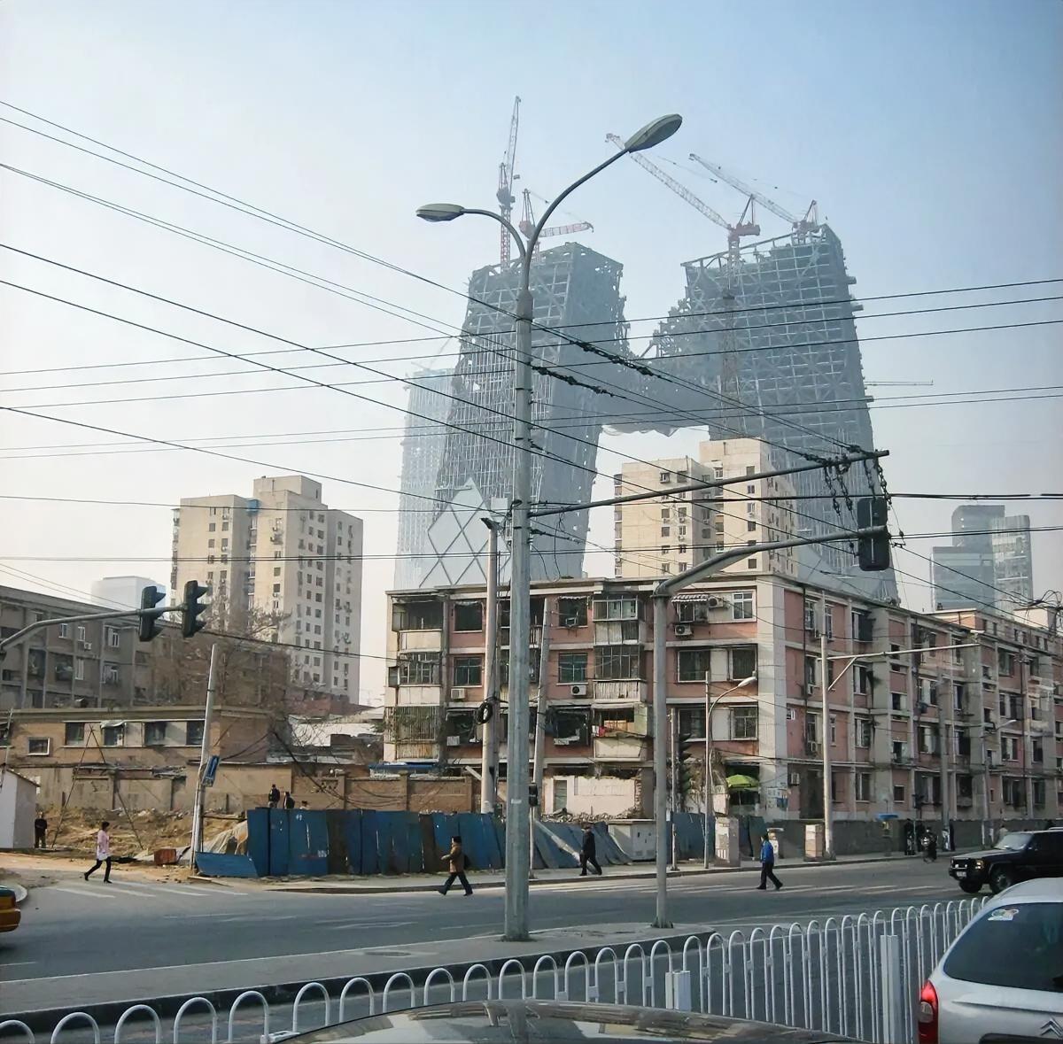 19年了，这附近几乎没有太大的变化，那幢老楼还在。图一是正在建设中的央视“大裤