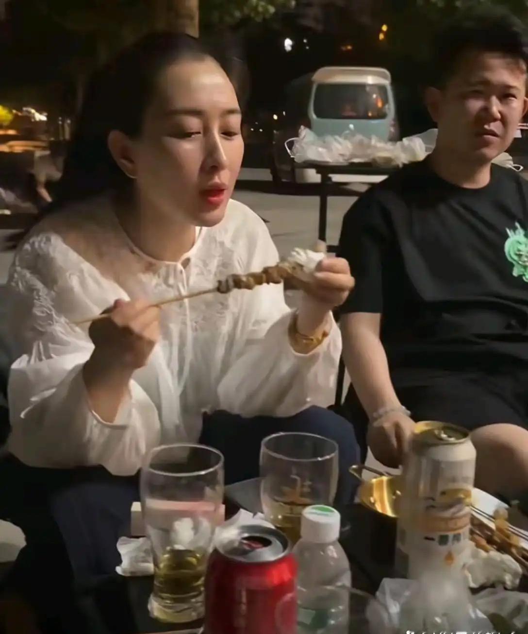万万没想到，路边烧烤摊也能偶遇明星级别的人物。一身素雅穿搭，手上戴着金饰，没有