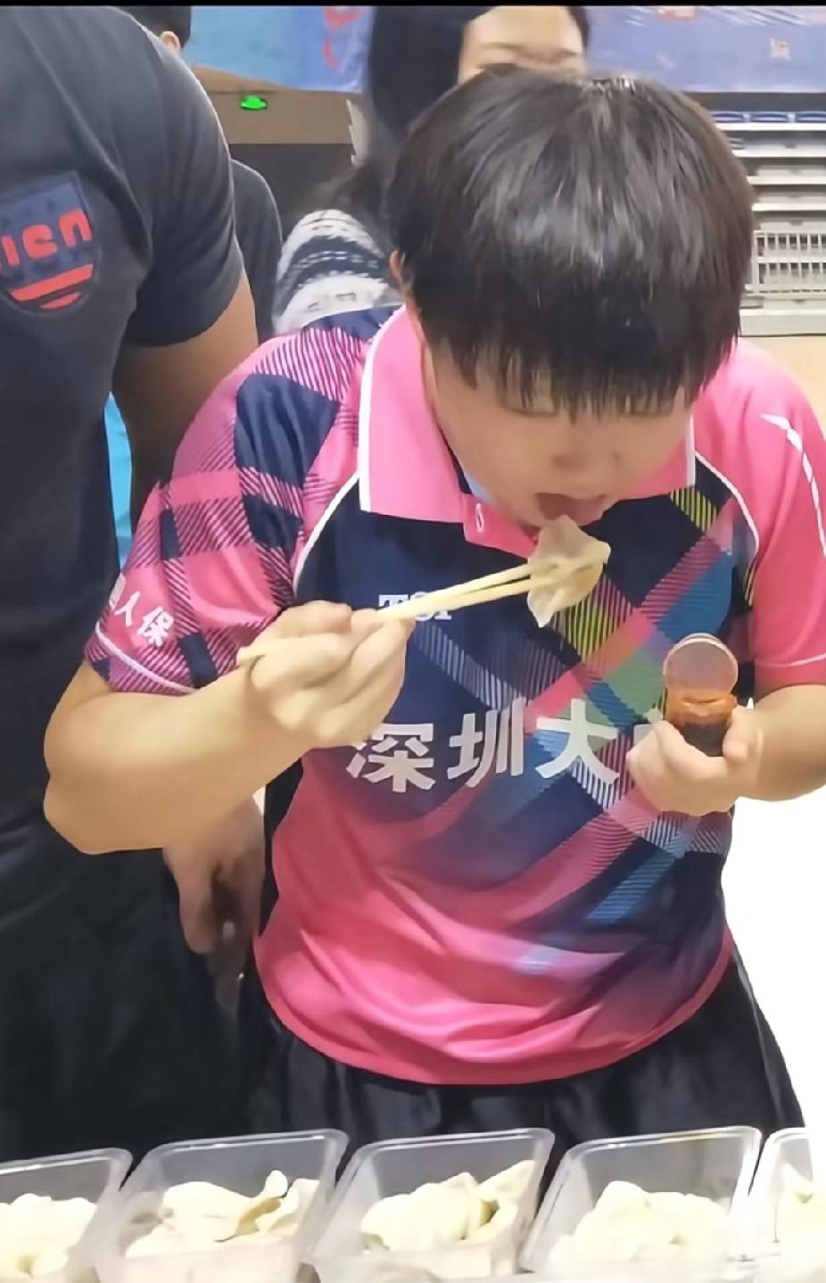 孙颖莎的可爱吃相，狠狠爱了刷到孙颖莎吃饺子的旧照，一下子就被可爱到啦！