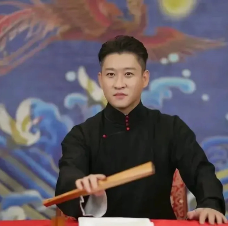 “赚了两百多万呢！”相声演员曹云金曾提起，2006年自己挣了些钱，就开始大手
