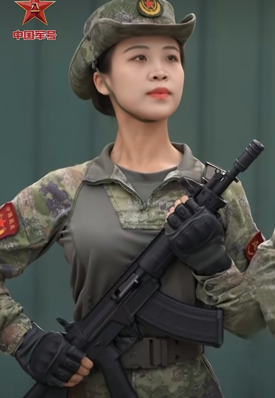 原以为最帅的小伙子们都交给了国家，没想到最漂亮的女生，也都在咱们的部队。真是巾帼不让须眉，个个英姿飒