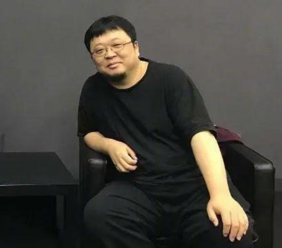 罗永浩这人真的很厉害，那边刚和博主“理记”在网络上打完嘴仗，接着又和前合伙人黄斌