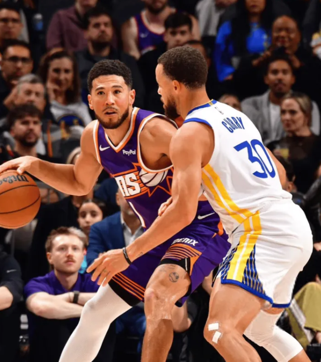 昨日NBA常规赛，勇士客场98-99不敌太阳。勇士球员斯蒂芬-库里穿着太阳后卫