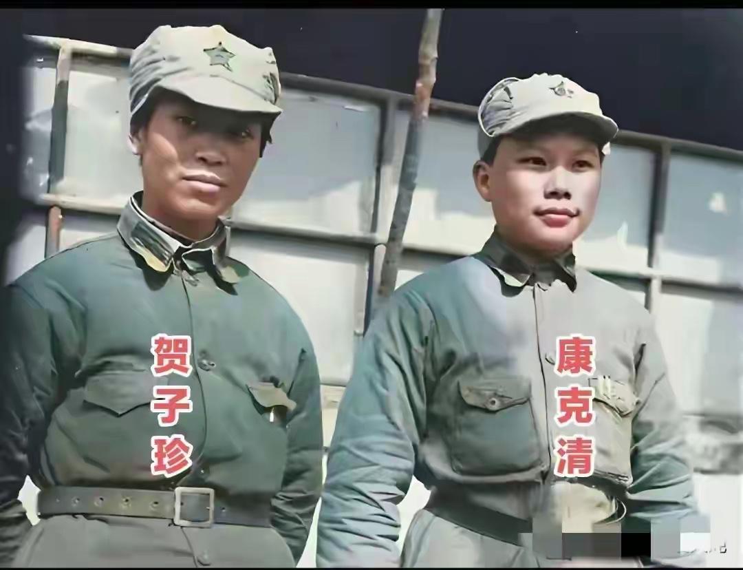 延安抗大时期，两个女英雄身着八路军军装，头戴八角帽，英姿飒爽，她们都走完了两万五