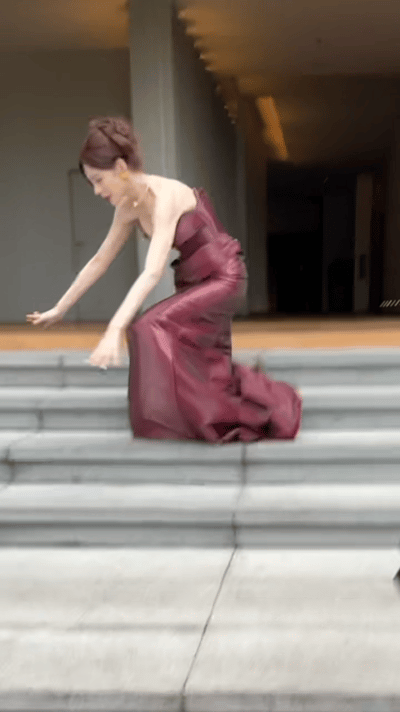沈梦辰下楼梯摔倒好美好痛，美丽真的要付出代价[思考]​​​