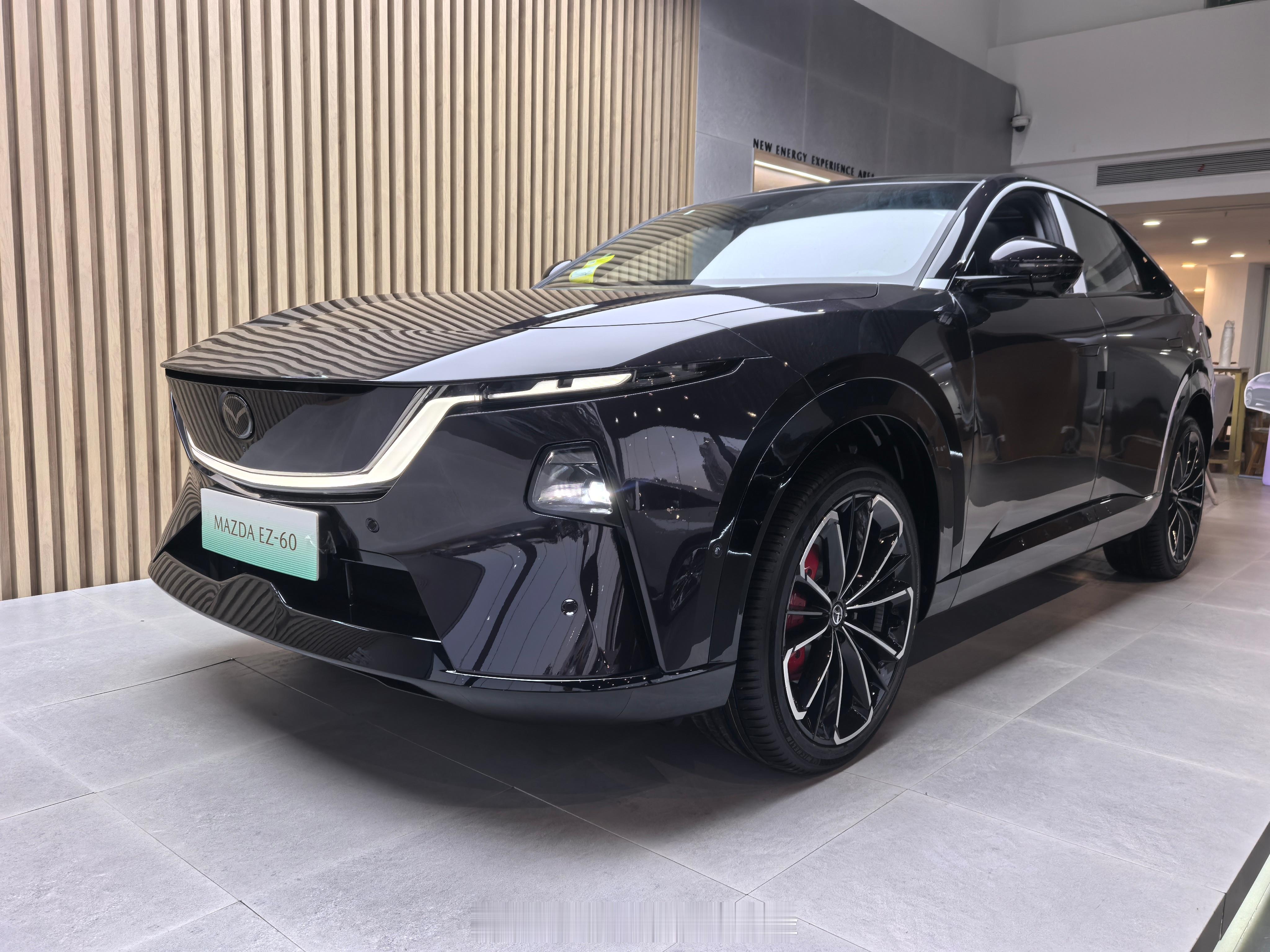 马自达ez-60出运动版了，真的是刚刚刚到展厅，膜都还没撕，我就遇到了，新轮毂