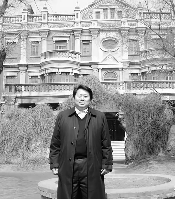2007年，沈阳张氏帅府门口，一台湾老板抬脚就要往里闯。检票的刚要拦，人家乐了：