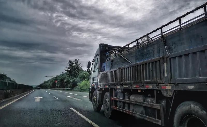 小车刚进隧道就停下大货车急刹变道四川达州包茂高速万源段铁矿隧道，曾上演惊险一