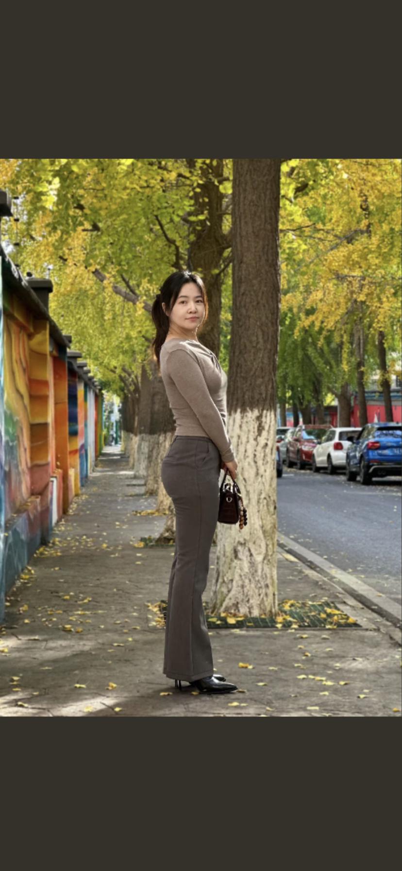 秋日漫步，树影婆娑，时尚穿搭，尽显优雅。
