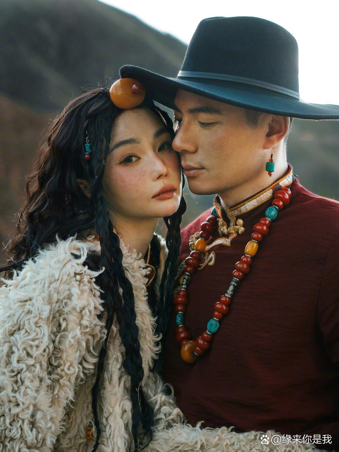 高晓松前妻夕又米和现任老公拍摄藏服大片，把高原的浪漫全藏进对视里。现任老公神似刘