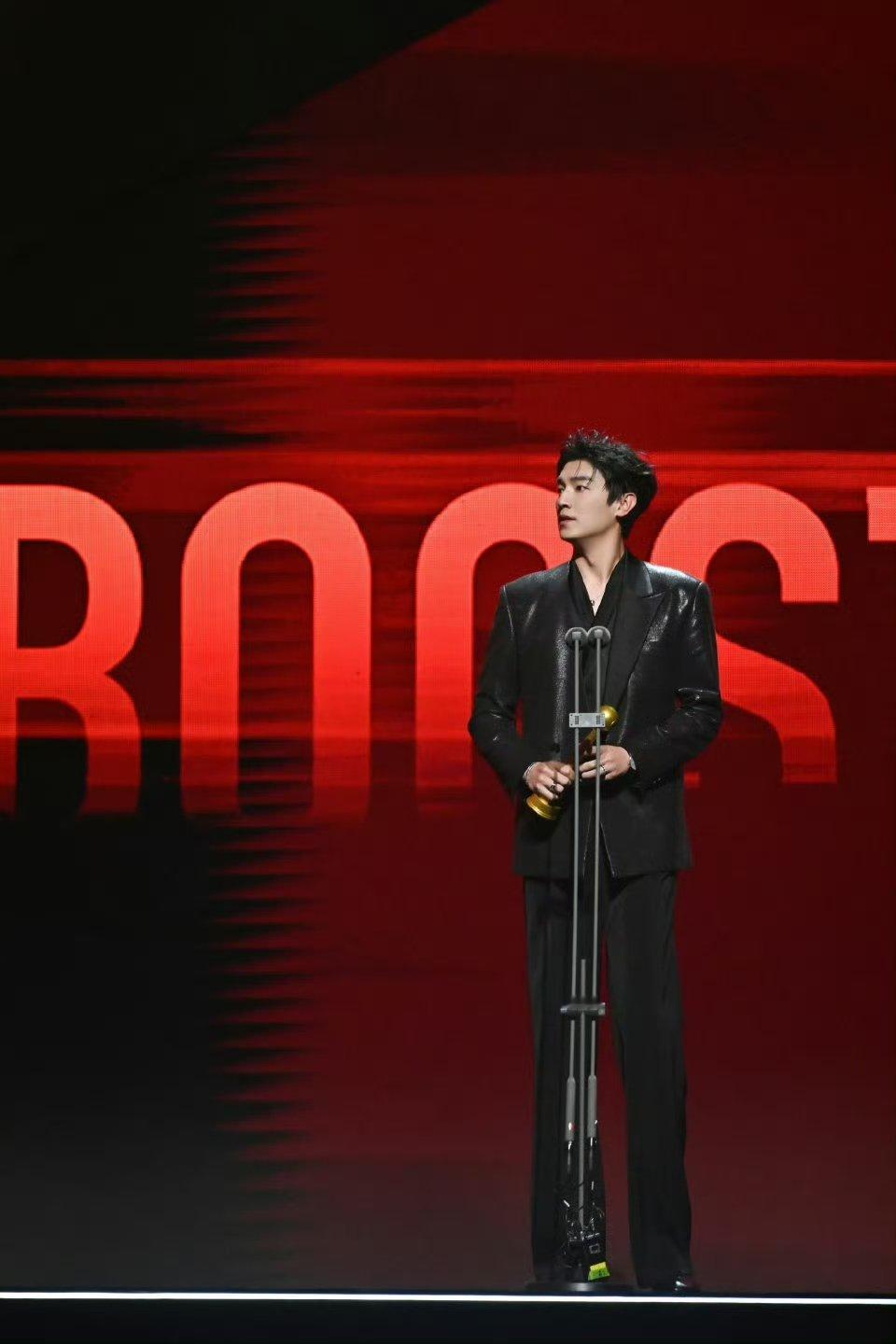 杨旭文领奖国外领完国内领从卢凌风到现在，杨旭文用实力说话，AACA最佳剧集、尖