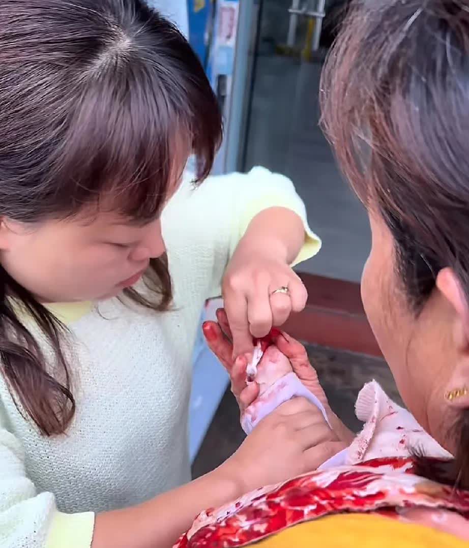 妈呀！看完还敢把孩子交给老人照顾吗？昆明一博主在路过医院大门口的时候，看到两个老