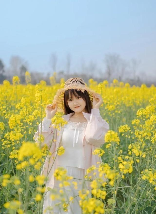 想拍一眼心动的花海人像，姿势和构图很关键花海人像最容易失败的地方，不是花不够