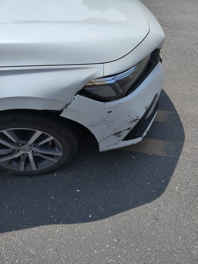 思域撞宝马提车快一年，第一次事故，对方全责，这样看，思域还是挺结实的，对方宝马