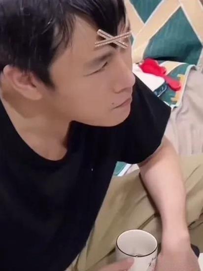 秦昊已被老婆孩子玩坏了。秦昊快被他老婆伊能静，和女儿小米粒玩坏了。别说他还真