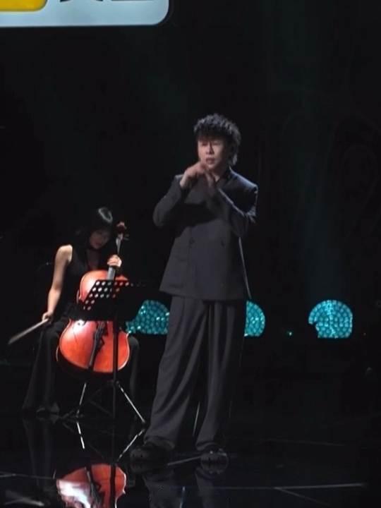 今晚《歌手2026》胡彦斌直接冲上热搜，网友都调侃他是神编曲、鬼嗓子。不少听众直