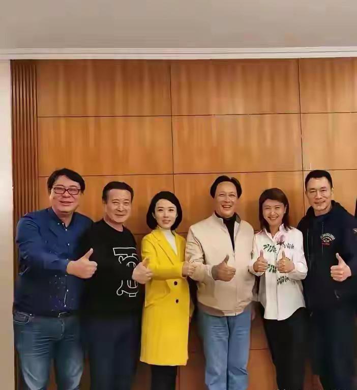 我敢说，这张照片里的人，如果你能认出三位，我估计，你一定是娱乐圈的骨灰级粉丝了，