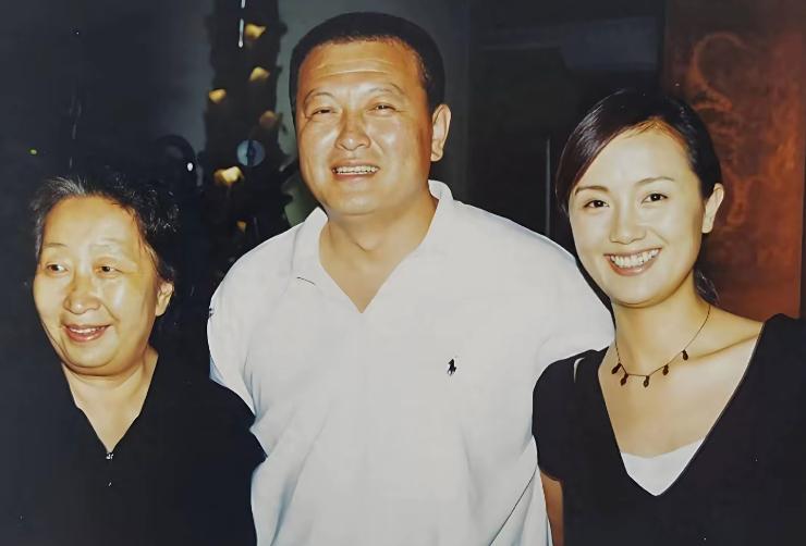 浪漫的事导演杨亚洲与彭玉、朱媛媛的留影。