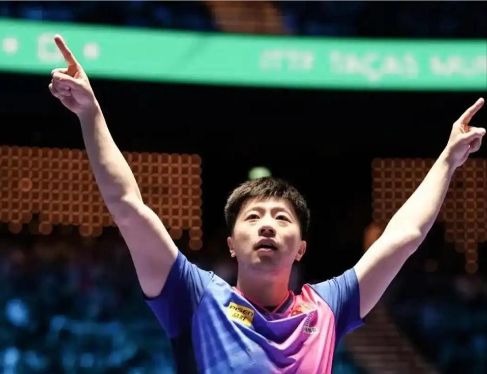 前国乒队员程靖淇直播时说，队长马龙每年都收全队不要的旧衣服。老队员换季了，衣服堆