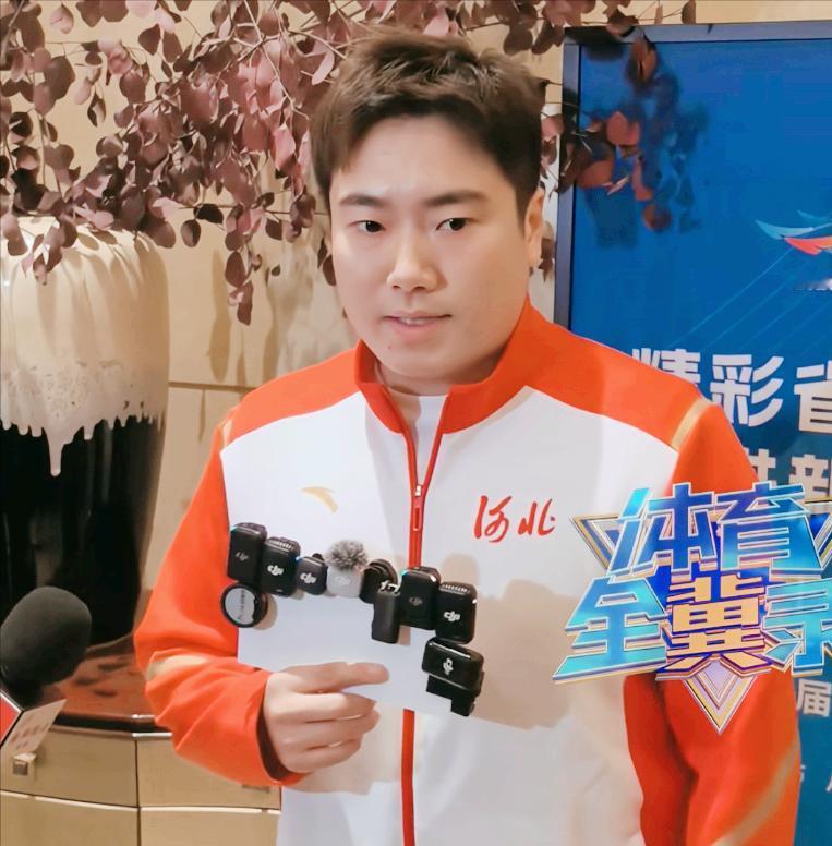 梁靖崑作为火炬手发言，为何皱皱巴巴的？网友一句话点明原因！网友说：胖一看隔