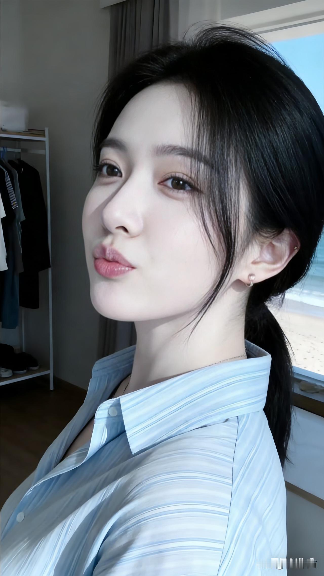 一声玉笛人何在，更上南楼独倚栏。